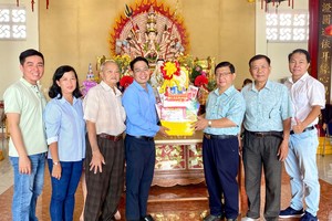 文忠孝编委向陈明诗主席赠送贺诞礼物。