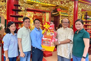 文忠孝编委向洪世真理事长赠送贺诞礼物。