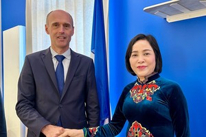 国会副主席阮氏清与普罗万市市长奥利维耶·拉文卡。（图：越通社）