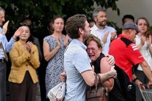 7月11日，在位于华盛顿的美国国务院总部外，一名男子安慰一名女子。（图：新华社/路透社）