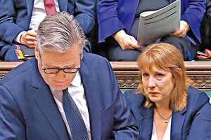 英国财政大臣里夫斯（右）2日在斯塔默发言时流泪。（图：AFP）