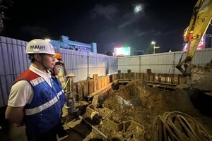 市都市铁路管委会主任潘公平于7月13日晚亲往视察地铁2号线技术基础设施搬迁工作。（图：江英）