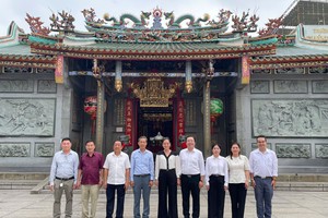 堤岸坊领导与义安会馆理事会合影。