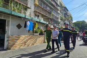 市公安厅消防与救援警察科工作人员走访各家各户，劝说居民拆除公寓阳台的铁架和窗栏杆。（图：PH）