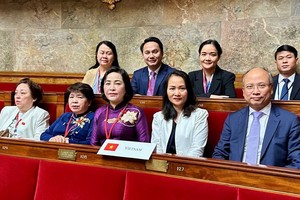 越南国会副主席阮氏清率领的越南代表团出席法语国家议会大会(APF)第五十次会议。（图：越通社）
