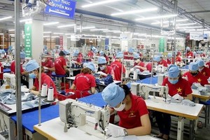 10号纺织总公司生产纺织品成衣出口车间一隅。