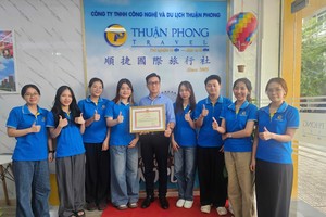 总经理陈侨汉（右五）手持由文体与旅游部颁发之奖项，与顺捷团队合影。