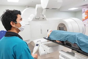 图为一名患者在本市第二肿瘤医院接受放射治疗。（示意图：阮国）