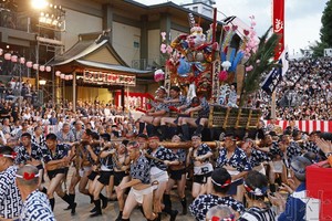 日本博多祇园山笠花车活动清晨火热上演