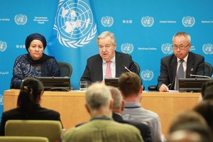 7月14日，在位于纽约的联合国总部，联合国秘书长古特雷斯（中）在《2025年可持续发展目标报告》发布记者会上讲话。（图：新华社）