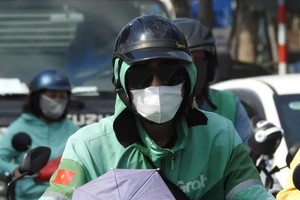 中部地区天气酷热民众出外都穿上防晒衣、佩戴口罩。（示意图：互联网）