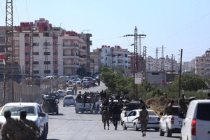 7月15日，叙利亚安全部队准备进入苏韦达市。（图：新华社）