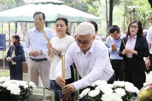 市国会代表团长阮文利（中）同市国会代表团在杭杨陵园上香、敬献鲜花缅怀历代英雄烈士。