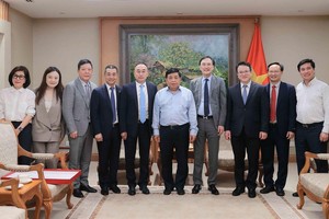 政府副总理阮志勇同各方代表合影留念。（图：越通社）