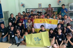 台湾辅仁大学织品服装学系志愿团与故乡人道中心的孤儿留影。