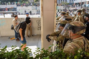 国民警卫军在洛杉矶执行联邦保护任务。（图：互联网）