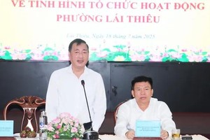 市人民议会副主席范成坚（站）在会议上发言。（图：春忠）