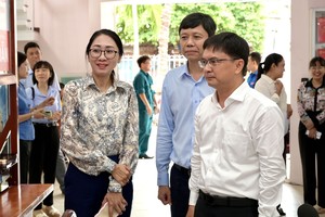 市委宣教与民运处主任阮孟强考察七贤坊行政中心。