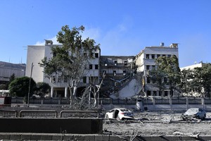 7月16日，在叙利亚首都大马士革拍摄的在以色列空袭中受损的叙“总参谋部”大楼。（图：新华社）