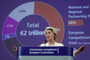 欧盟委员会主席冯德莱恩7月16日在布鲁塞尔的新闻发布会上公布一项规模约2万亿欧元的长期预算案。她说，这项预算案将调整欧盟筹集资金的方式，同时保持成员国出资水平基本不变。（图：路透社）