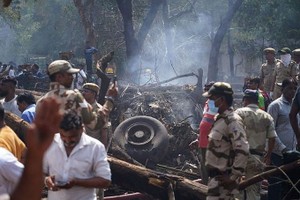 图为 6月12日，印度航空AI171航班在艾哈迈达巴德坠毁现场。（图：互联网）