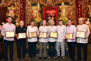 边和七府古庙第二届理事领取聘书。