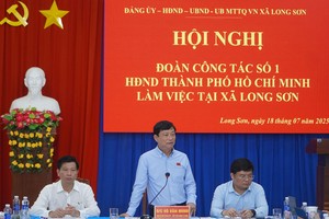 市人民议会主席武文明（站）与龙山乡领导举行会议。