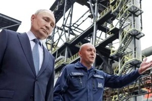 俄罗斯总统普京（左）于16日视察了马格尼托哥尔斯克的钢铁厂。（图：互联网）