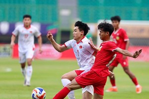 两国球员争球。（图源：互联网）