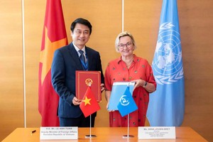 黎英俊副部长与UNCITRAL秘书长安娜‧茹班-布雷特共同签署了《越南外交部与联合国国际贸易法委员会2025-2031年合作谅解备忘录》。（图：越通社）