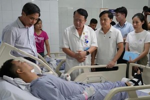 广宁省卫生厅代表探望慰问一名正在医院接受治疗的伤者。