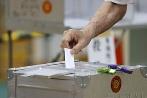 7月20日上午，日本东京都港区选民在进行参院选举投票。（图：共同社）