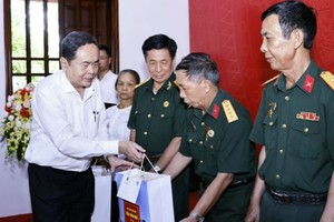 国会主席陈青敏向革命有功者赠送礼物。