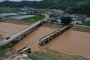 20日，在庆尚南道山清郡桥樑被暴雨冲毁。（图：韩联社）