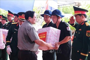 政府总理范明政向烈士骸骨搜集、汇集队赠送礼物。（图：越通社）