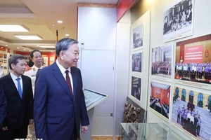 苏林总书记参观人民检察部门传统展室。