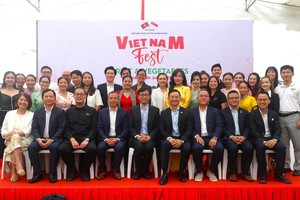 出席“2025年越南蔬果节”的代表合影。（图：越通社）