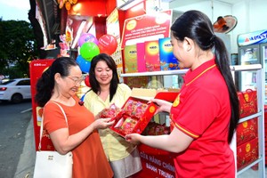 不少饼家和糖果饼干企业早已把月饼摆上了货架。