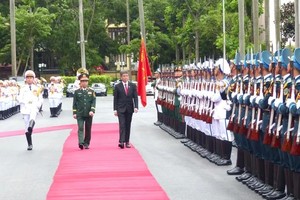 国防部长潘文江大将与新加坡国防部长陈振声检阅仪仗队。（图：陈平）