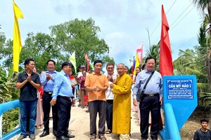 梁万荣（右一）与地方政府和友仁为开心地为“美好1”桥揭碑。