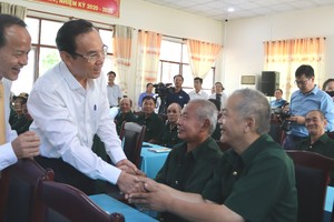 市委书记阮文年向各位荣军交谈。