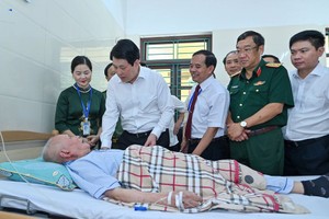 国家主席梁强及中央工作团探望慰问目前正在维仙荣军疗养中心接受治疗的荣军。（图：南英）