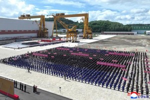 朝鲜南浦造船厂的造船工业部门工人和技术人员，21日参加了建造第3号崔贤级驱逐舰的动员大会。（图：朝中社）