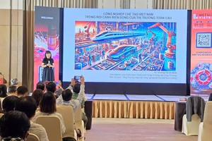 组委会介绍越南与全球工业发展趋势。