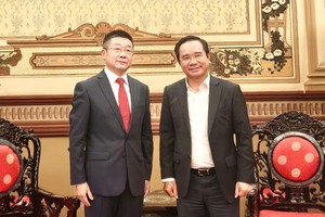 市人委会主席阮文得（右）欢迎中国总领事唐立前来履新。