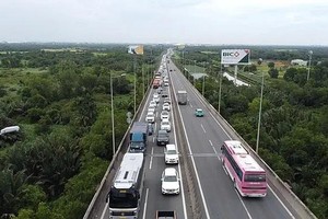 今日中午12时之前，承包商将清理施工现场并恢复路面，使该路段交通恢复稳定。（图：CTV）