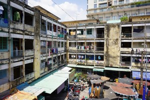 图为本市一残旧公寓。