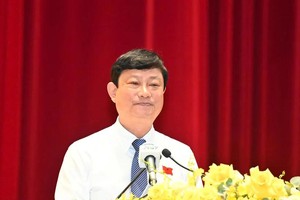 市人民议会主席武文明在会议上致辞。（图：越勇）