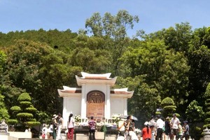 众多游客前来同禄三岔路口国家特殊历史遗迹区上香缅怀各位英雄烈士。