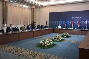 这是土耳其外交部7月23日提供的俄罗斯和乌克兰第三轮直接谈判的现场画面。（图：新华社）